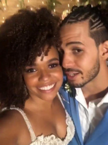 O casal oficializou a relao em cerimnia no civil neste sbado