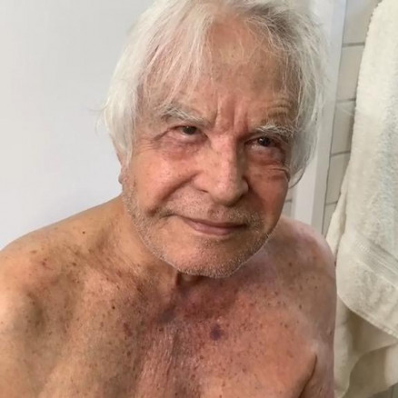Cid Moreira compartilha foto sem camisa