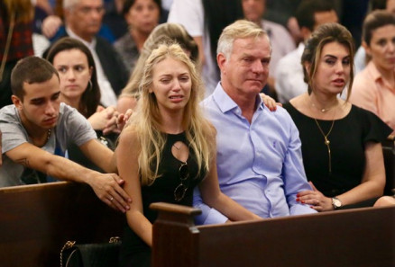 Isabelle  consolada por amigos e familiares durante missa de stimo dia de Carolina Bittencourt