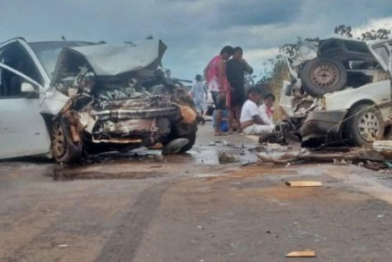 Carros ficaram destrudos aps coliso na MT-326