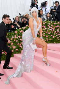 A cantora Jennifer Lopez sendo observada pelo namorado de Dua Lipa durante a chegada deles no Met Gala 2019