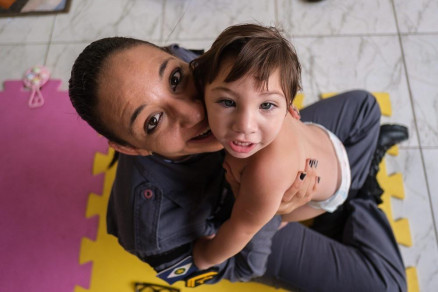 Cabo Marin com a filha de 1 ano e 5 meses 