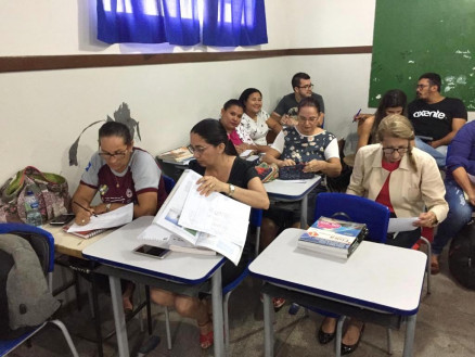 Profissionais da educao estudam com afinco durante formao em Barra do Bugres