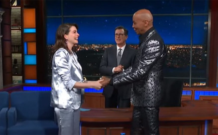Anne Hathaway se emociona ao conhecer RuPaul 