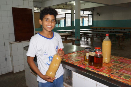 O estudante Jonathan Rodrigues mostra uma das garrafas PET que trouxe com leo de cozinha 