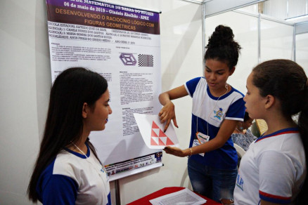 Alunas da EE Alfredo Jos da Silva durante a Feira de Matemtica