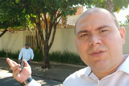 Vereador fazia gravao no momento em que teve o celular tomado 