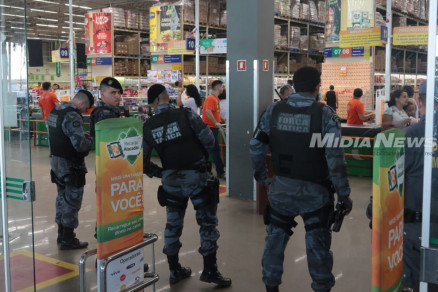 Segundo a Polcia, suspeitos fugiram durante a sada dos clientes