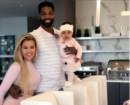 Khlo Kardashian e Tristan Thompson com a filha True