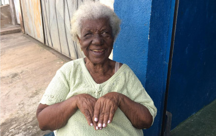 Dona Rosa exibe unhas pintadas