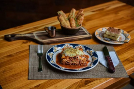 As etapas do Roostic: rolinho com queijo brie, lasanha de costela e tiramissu