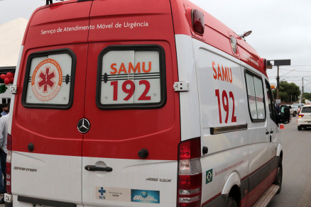 Equipes do SAMU prestaram socorro  vtima, que foi encaminhada ao Hospital Regional.