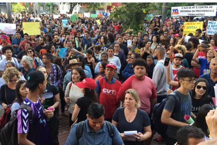 O protesto comeou na Praa Alencastro, em Cuiab
