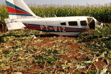 Aeronave caiu no meio de uma plantao de milho, em Querncia