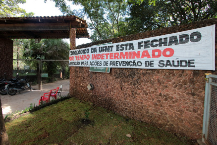 Faixa foi colocada na entrada principal para informar sobre a suspens�o das visitas ao zool�gico