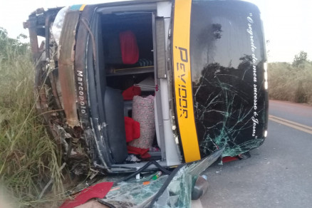 �nibus tombou ao tentar desviar de carro