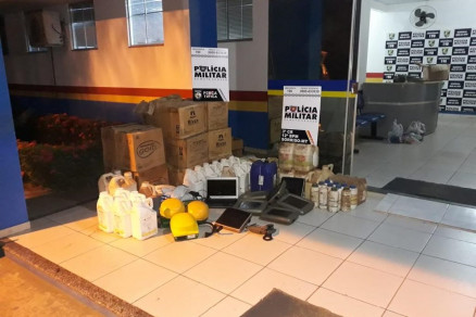 Os carros e os produtos apreendidos foram entregues � Pol�cia Civil para providencias legais e investiga��es