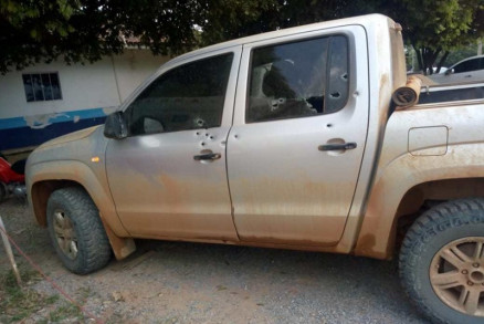 A caminhonete da vtima ficou com as marcas dos tiros na lataria