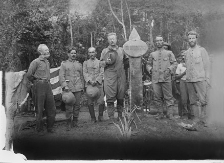 Marechal Rondon (segundo da direita para a esquerda) e Theodore Roosevelt (quarto da esquerda para direita), durante a expedi��o 