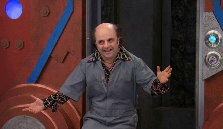 Michael D. Cohen como o personagem Schwoz Schwartz no seriado da Nickelodeon, 'Henry Danger'