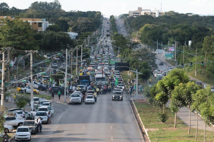 A carreata comeou na Avenida do CPA e deve terminar na Arena Pantanal