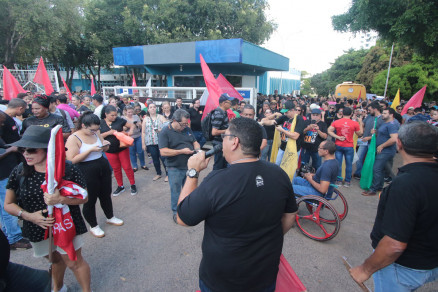 Professores e alunos protestam em frente a Secretaria de Estado de Educao
