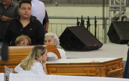 Karoline Calheiros, namorada de Gabriel Diniz, observa o corpo do cantor no caixo durante velrio nesta tera-feira (28) em Joo Pessoa 