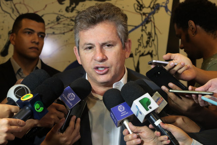 O governador do Estado, Mauro Mendes (DEM): ofcio aos servidores da Educao