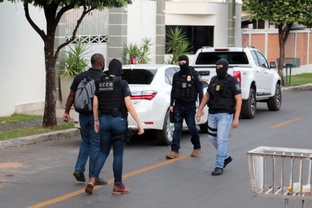 Policiais fazem buscas na Operao Mantus, deflagrada nesta quarta