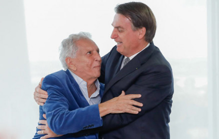 Carlos Alberto de Nbrega abraa Jair Bolsonaro: Vai nos tirar do buraco 