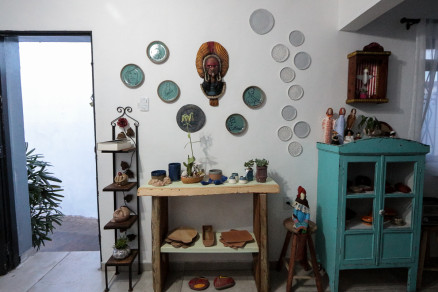 Peas ficam expostas ao pblico e fazem parte da decorao do ateli