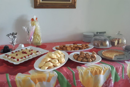 So bolos de queijo, chipas, quiches, tortas frias de frango, bolos de laranja, cenoura com calda de chocolate e outros