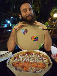 Pedido de namoro na caixa de pizza 