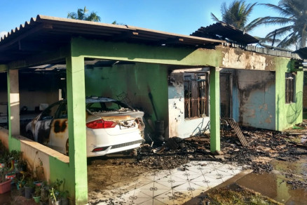 Bombeiros e PM foram acionados; im�vel ficou destru�do