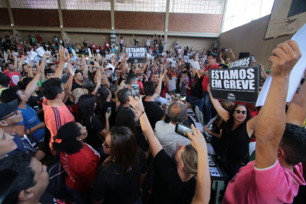 Por unanimidade, servidores da educao decidem manter greve