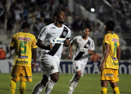Thalles no jogo contra o Mirassol