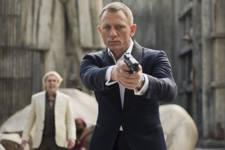 O ator em 007, hoje com 56 anos