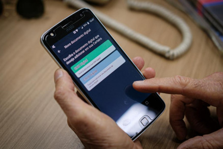 Para obter os documentos eletrnicos,  preciso fazer o download do aplicativo Carteira Digital de Trnsito (CDT), disponvel gratuitamente na Google Play e App Store