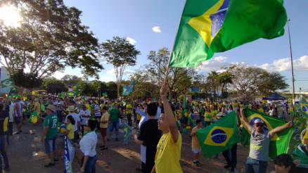 Manifesta��o se concentra na Avenida Historiador Rubens de Mendon�a