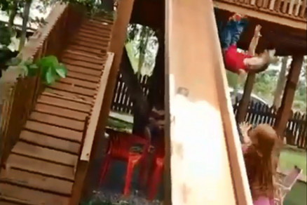 Las  Bazanela, de 10 anos e a prima Eduarda Bazanela, na poca com um ano, em escorredor na casa da av 