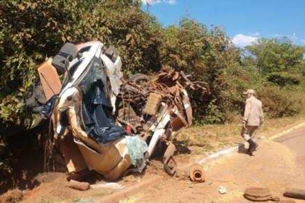 O Ford Cargo ficou completamente destrudo aps a coliso