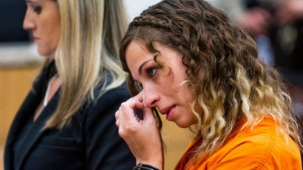 Brittany Zamora chora aps ouvir juiz declarar a sua sentena