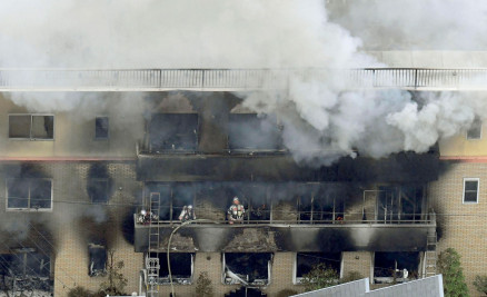 Bombeiros trabalham para combater incndio na Kyoto Animation, no oeste do Japo, quinta-feira (18) 