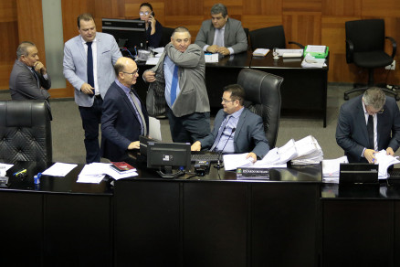 Com 112 emendas, Assembleia vota oramento de 2020
