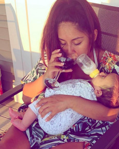 A estrela de reality show Nicole Snooki Polizzi bebendo vinho enquanto amamenta o filho 