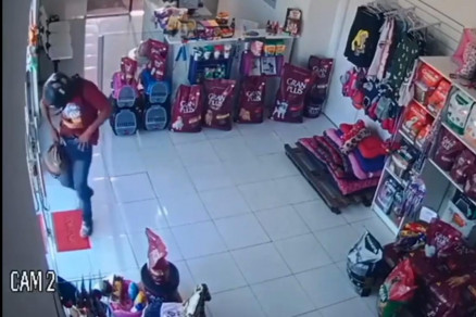 Assaltante se feriu ao guardar a arma na cintura aps o roubo