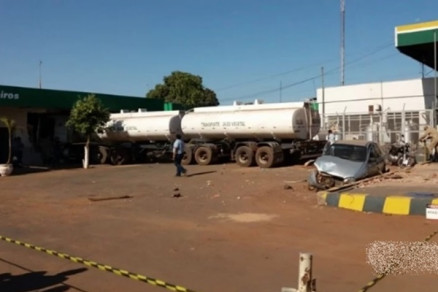 Veculo destruiu parte do estabelecimento