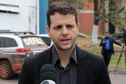 O delegado Luiz Henrique Damasceno, da Delegacia de Combate  Corrupo, que atua no caso