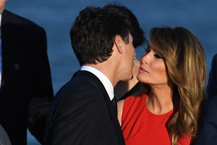 Melania Trump, primeira-dama dos Estados Unidos, e Justin Trudeau, primeiro-ministro do Canad, se cumprimentam em reunio do G7 