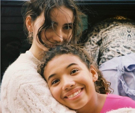 Meadow e Hania, filhas de Paul Walker e Vin Diesel, respectivamente 